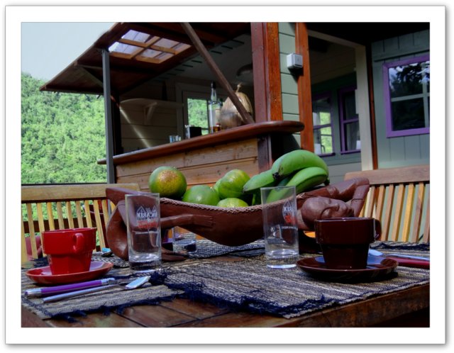 Petit-dejeuner terrasse Nid d'Amour