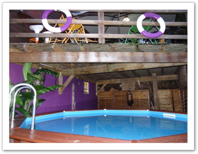 Piscine de la Villa Harmonie le soir