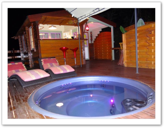 terrasse jacuzzi bain de soleil transats